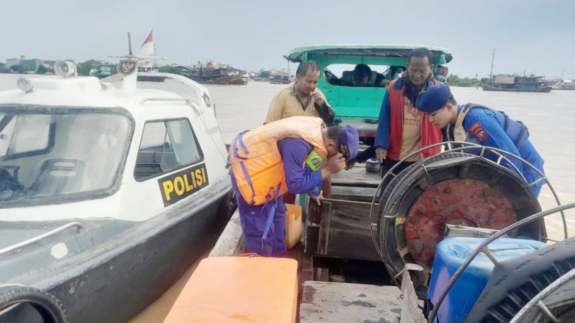 Personil Sat Polairud Polres Tanjungbalai Sigap Bantu Kapal Nelayan Mati Mesin di Tengah Laut