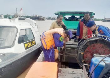 Personil Sat Polairud Polres Tanjungbalai Sigap Bantu Kapal Nelayan Mati Mesin di Tengah Laut