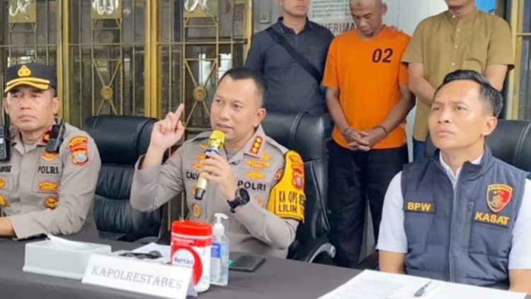 Kapolrestabes Medan, Kombes Pol Dr Jean Calvijn Simanjuntak SIK MH didampingi Kasat Reskrim, AKBP Bayu Putro Wijayanto Kasat Intel Kompol Lengkap Siregar dan Kapolsek Helvetia, Kompol Nelson JP Sipahutar saat paparan kasus pembunuhan di Gang Dermawan, Jalan Jawa, Sei Sikambing C II, Medan Helvetia. (Foto Ust)