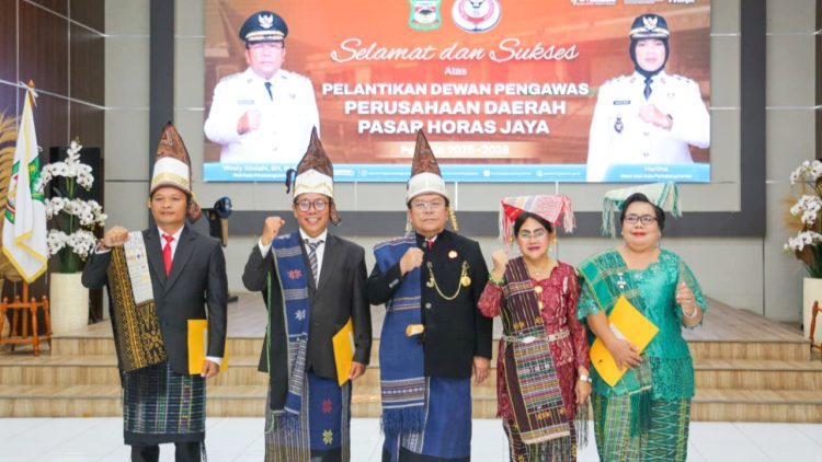 Wali Kota Pematangsiantar Wesly Silalahi SH MKn melantik tiga Dewan Pengawas PD PHJ Periode 2025-2028 di Ruang Serbaguna Pemko Pematangsiantar