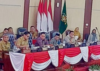 Sekda Kota Medan Ir Wirya Alrahman duduk  disamping Walikota Medan Rico Tri Putra Bayu Waas di ruang paripurna gedung DPRD Medan menuai kritik. (Foto Ist)