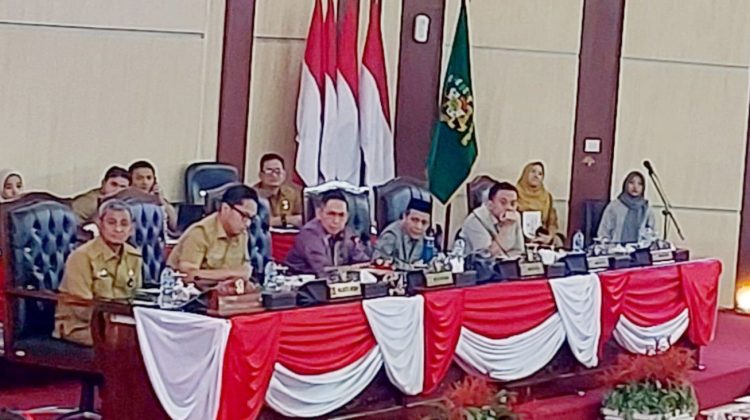 Sekda Kota Medan Ir Wirya Alrahman duduk  disamping Walikota Medan Rico Tri Putra Bayu Waas di ruang paripurna gedung DPRD Medan menuai kritik. (Foto Ist)