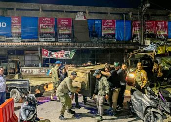 Para pedagang sudah mulai memindahkan lapak berjualannya dari pinggir Jalan Merdeka ke kios darurat di lokasi eks Gedung IV Pasar Horas