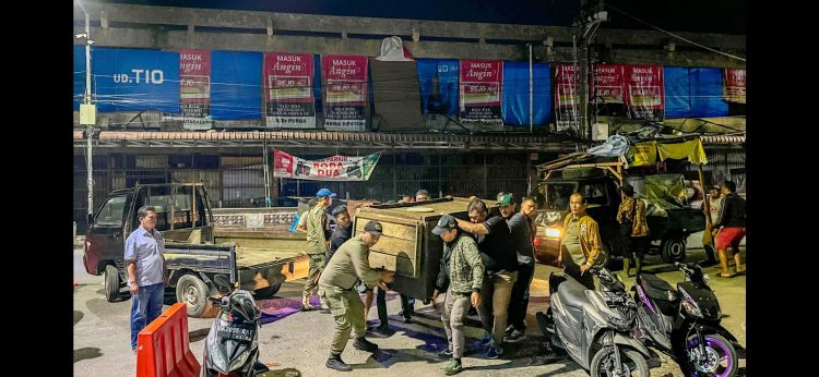 Para pedagang sudah mulai memindahkan lapak berjualannya dari pinggir Jalan Merdeka ke kios darurat di lokasi eks Gedung IV Pasar Horas