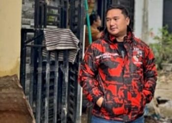 Anggota DPRD Medan Reza Pahlevi Lubis saat meninjau warga terdampak banjir. (Foto Ist)