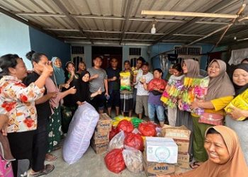 Anggota DPRD Kota Medan Saipul Bahri SE saat menyerahkan bantuan warga terdampak banjir di Marelan. (Foto Ist)
