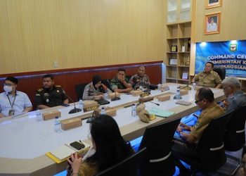 Wali Kota Pematangsiantar Wesly Silalahi SH MKn mengikuti Rapat Koordinasi (Rakor) Pembahasan Langkah Konkret Mengantisipasi Momentum Natal 2025 dan Tahun Baru 2026 secara daring dari Command Center Pemko Pematangsiantar