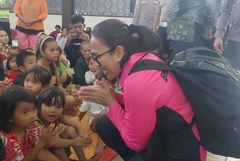 Ketum Bhayangkari Ny Juliati Sigit Prabowo saat menghibur anak-anak korban di pengungsian, Senin (1/12/2025) di posko banjir di GOR Pandan, Tapanuli Tengah. (Foto Ist)