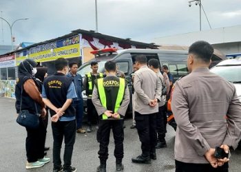 Tim Pusdokkes Polri dan Tim Biddokkes saat tiba di daerah bencana. (Foto Ist)