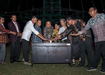 Wali Kota Pematangsiantar Wesly Silalahi SH MKn didampingi Ketua TP PKK Ny Liswati Wesly Silalahi bersama Unsur Forkopimda serta pimpinan gereja bersama-sama menyalakan Pohon Terang dalam rangka Menyambut Natal Tahun 2025 dan Tahun Baru 2026, di Jalan Gereja