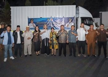 Wali Kota Pematangsiantar Wesly Silalahi SH MKn didampingi Ketua TP PKK Ny Liswati Wesly Silalahi dan Unsur Forkopimda memberangkatkan bantuan kemanusiaan dari Pemko Pematangsiantar untuk masyarakat di Sibolga dan Tapteng terdampak bencana alam banjir dan tanah longsor.