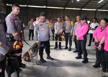 Kapolda Sumatera Utara, Irjen Pol Whisnu Hermawan Februanto bersama personil K9 Mabes Polri. (Foto Ist)