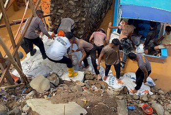 Polda Sumut bersama sejumlah satuan dan Polres Tapteng gotong royong membangun jembatan darurat menghubungkan Pandan dengan Kalangan. (Foto Ist)