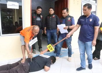  Tersangka Dolmansen Sipayung memperagakan adegan 12 dalam rekontruksi