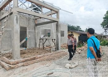 Kapolres Simalungun AKBP Marganda Aritonang, S.H. S.I.K. M.M didampingi Kapolsek Tanah Jawa Kompol Kompol Asmon Bufitra, SH. MH pantau progres pembangunan SPPG di lahan Mako Polsek Tanah Jawa