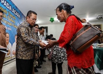 Wali Kota Pematangsiantar Wesly Silalahi SH MKn didampingi Ketua TP PKK Ny Liswati Wesly Silalahi menyerahkan tali asih kepada jemaat gereja