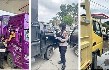 Srikandi Polwan Polres Pematangsiantar saat bagikan minuman air mineral kepada pengendara antri BBM di SPBU