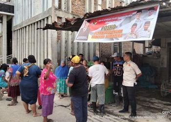 Ketua DPC Macan Asia Indonesia Kota Medan, Suwarno, S.E. M.M saat berdialog dengan warga. (Foto Ist)