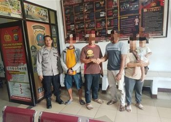 personil piket SPKT dan Bhabinkamtibmas selesaikan dugaan penganiayaan yang terjadi di jalan Gotong Royong