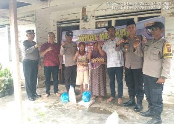 Kapolsek Tanah Jawa Kompol Asmon Bufitra SH. MH bersama personil saat berikan sembako kepada Ibu Ngatni dan Ibu Suranti.