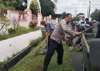 Bhabinkamtibmas Aiptu Deddy Syam dan Aiptu R.P Damanik mengikuti kegiatan gotong royong bersama warga Jalan Merpati