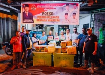 Ketua DPC Macan Asia Indonesia ( MAI) Medan, Suwarno, didampingi Sekretaris Zullifkar AB, serta jajaran pengurus saat menyerahkan bantuan kepada warga terdampak banjir. (Foto Ist)