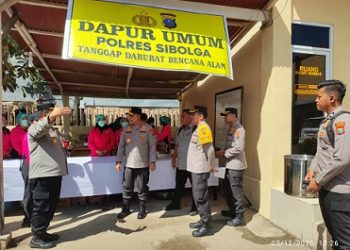 Kapolda Sumut, Irjen Pol Whisnu Hermawan Februanto saat meninjau dapur umum milik Polres Sibolga. (Foto Ist)
