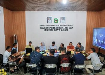 Sekda Kota Pematangsiantar Junaedi Antonius Sitanggang SSTP MSi memimpin rapat lanjutan persiapan penempatan kembali pedagang ke lokasi eks Gedung IV Pasar Horas, di Ruang Bagian Perekonomian dan Sumber Daya Alam (SDA) Setdako Pematangsiantar