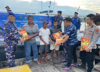 Kapolres Tanjungbalai AKBP Welman Feri, S.I.K. M.I.K saat berikan paket sembako kepada nelayan