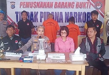 Kapolres Pematangsiantar AKBP Sah Udur T.M. Sitinjak SH. SIK. MH didampingi Kasat Resnarkoba AKP Irwanta Sembiring SH. MH saat pimpin pemusnahan barang bukti sabu