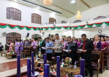 Wali Kota Pematangsiantar Wesly Silalahi SH MKn diwakili Sekda Junaedi Antonius Sitanggang SSTP MSi hadiri Perayaan Natal Keluarga Besar RSUD dr Djasamen Saragih di Gereja HKBP Siantar Kota,
