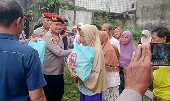 Kapolda Sumut Irjen Pol Irjen Whisnu Hermawan Februanto melalui Direktur Ditreskrimum Kombes Pol Ricko Taruna Mauruh membagikan paket sembako bagi warga terdampak banjir dalam rangka HUT Reserse ke-78. (Foto Ist)