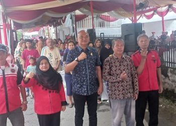 Ketua Fraksi PDI Perjuangan DPRD Kota Medan, Robi Barus saat menggelar sosialisasi Perda (Sosper) produk hukum Pemko Medan Perda No 7 Tahun 2024 tentang Perubahan atas Perda No 6 Tahun 2015 tentang pengelolaan Persampahan di Jl Sekip, Gg Sederhana, Kelurahan.Sei Putih Timur 1, Medan Petisah. (Foto Ist)