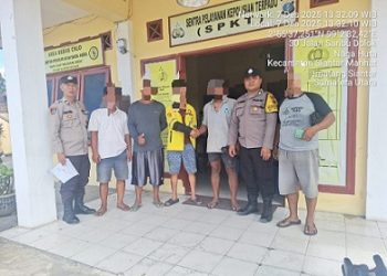 Kanit Samapta IPDA Marlon Hutahean bersama SPKT dan Bhabinkamtibmas menyelesaikan dugaan pengaiayaan di Simpang Sidamanik