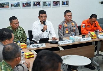 Gubernur Sumut Muhammad Bobby Afif Nasution didampinggi Pangdam I / BB dan Kapolda Sumut saat rapat terbatas dengan Presiden Republik Indonesia Prabowo Subianto (Foto Ist)