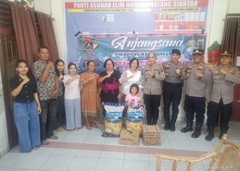 Kapolres Siantar AKBP Sah Udur T.M. Sitinjak SH. SIK. MH bersama Panitia Natal saat anjangsana di Panti Asuhan Elim