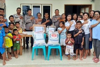 Personil Sat Binmas saat salurkan paket sembako dari Kapolres Pematangsiantar kepada Panti Sosial