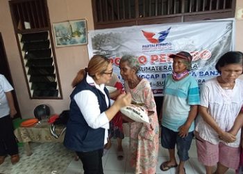 Sekretaris DPW Partai Perindo Sumut Donna Yulietta Siagian dan fungsionaris DPW Sumut dan DPD Partai Perindo Kota Medan berfoto bersama warga Jalan Karya Lingkungan XIV Kelurahan Karang Berombak Kecamatan Medan Barat setelah penyerahan bantuan. (Foto Ist)