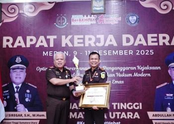 Kajari Pematangsiantar Erwin Purba SH saat menerima penghargaan kategori sebagai Satuan Kerja Terbaik dari Kajati Sumut Dr.Harli Siregar, SH.,M.Hum