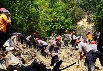 Personel Polri Di Lokasi Bencana. (Foto Ist)