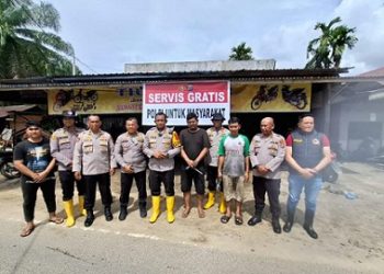 Kapolres Tapsel AKBP Yon Edi Winara dan jajaran saat meresmikan Bengkel Servis Gratis Polri bagi warga yang mengalami kerusakan kendaraan akibat banjir bandang di wilayah hukum Polsek Batang Toru. (Foto Ist)