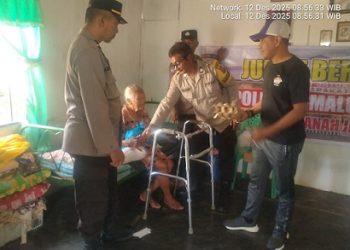 Personil Polsek Tanah Jawa Bagikan Sembako kepada Ibu Sarni