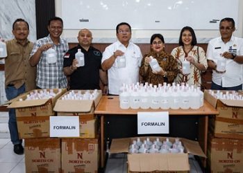 Wali Kota Pematangsiantar Wesly Silalahi SH MKn didampingi Ketua TP PKK Ny Liswati menghadiri Press Release Temuan Distributor Formalin di Kota Pematangsiantar yang dilaksanakan di aula Kantor Dinas Kesehatan Pematangsiantar