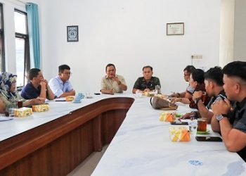 Kadis Kominfo Kota Pematangsiantar Johanes Sihombing SSTP MSi membuka Diskusi Penyusunan Draf Peraturan Wali Kota tentang Penyelenggaraan Layanan Terpadu Nomor Tunggal Panggilan Darurat 112 di Ruang Rapat Dinas Kominfo
