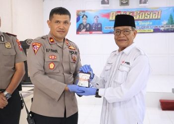 Wakapolres Tanjungbalai Kompol M.P. Pardede serahkan darah yang terkumpul dalam kegiatan donor darah kepada PMI Tanjungbalai