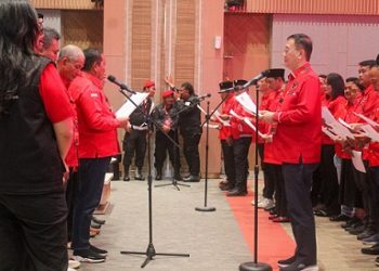 Ketua DPD PDI Perjuangan Sumut Rapidin Simbolon saat melantik Hasyim SE sebagai Ketua DPC PDI Perjuangan periode 2025-2030 di Samosir. (Foto Ist)