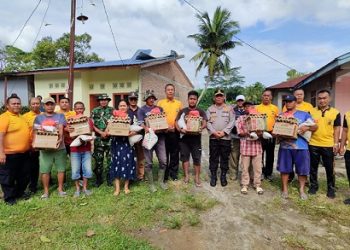 Kapolsek Tanah Jawa Kompol Asmon Bufitra SH. MH dampingi Kapolres Simalungun AKBP Marganda Aritonang, SH, SIK, MM salurkan bantuan kepada 7 keluarga korban bencana alam angin puting beliung di Huta II Andarasi, Nagori Parbalogan