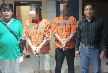 Kedua pelaku pencurian, JT dan WWH diapit Kanit Rekrim IPDA Juhandya Malau SH dan Tim