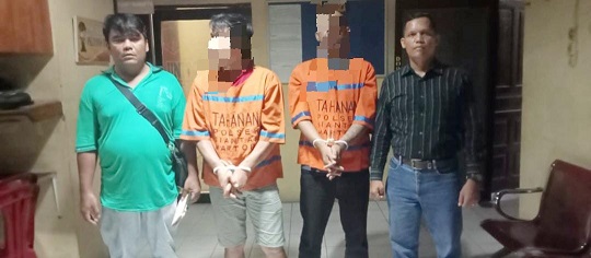 Kedua pelaku pencurian, JT dan WWH diapit Kanit Rekrim IPDA Juhandya Malau SH dan Tim