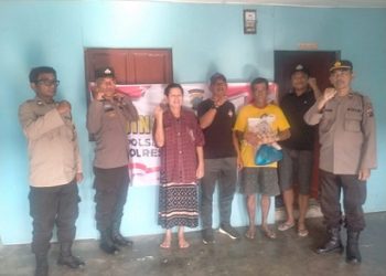Polsek Tanah Jawa Bagikan Sembako kepada Warga Kurang Mampu di Simpang Tangsi